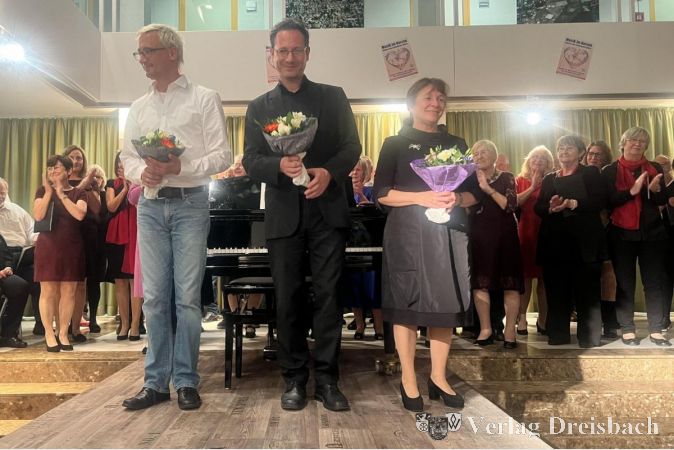Blumen für die Chorleitenden: (v.l.n.r..:) Sebastian W. Wagner, Konstantin Karklisiyski und Svitlana Tulchiner.
