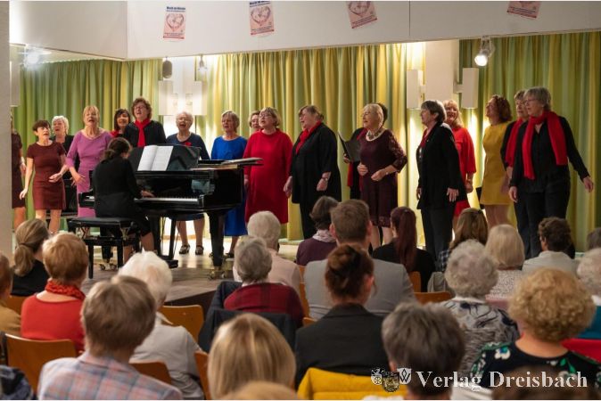Schwungvoller Auftritt der ChoryFeen unter der Leitung von Svitlana Tulchiner.