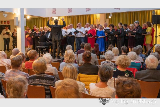 Alle drei Chöre des Liederkranzes gemeinsam auf der Bühne.