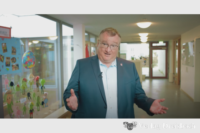 Szene mit Bürgermeister Klaus Schindling aus dem Recruitung-Video der Stadt zur Gewinnung von neuen Fachkräften für die städtischen Kitas. Der Clip wurde bis in den Sommer hinein in regionalen Kinos gezeigt.
