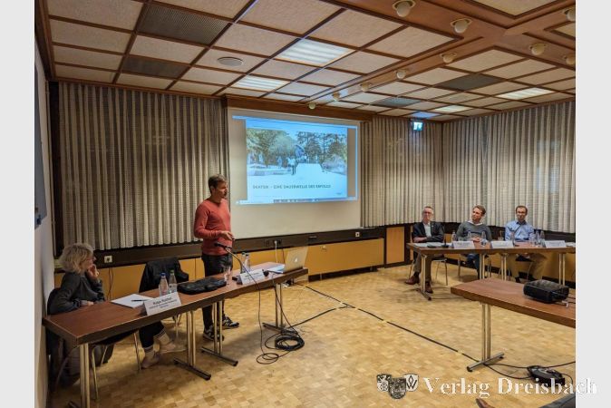 Bernd Fröhner (2. v. links) von "Populär Handcrafted Skateparks" stellte am 3. November im Rat- und Bürgerhaus die Pläne seiner Firma zur neuen Krifteler Skateanlage vor.