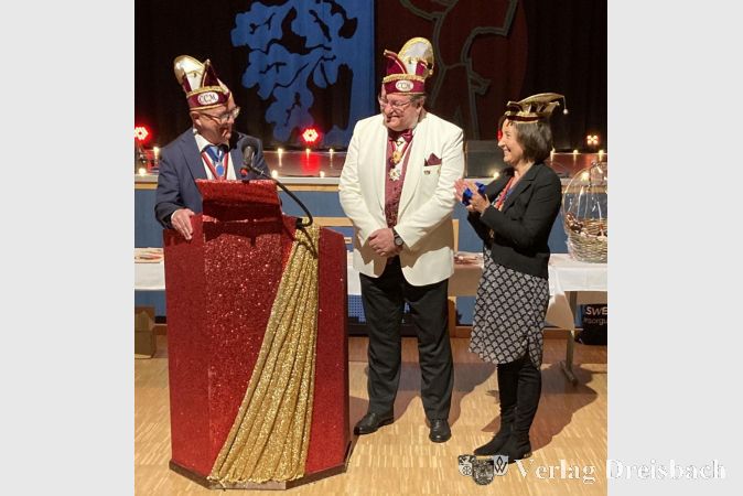 Axel Knauber (Mitte) wird zum Ehrensenator ernannt. Er ist eingerahmt vom Präsidenten der Senatoren, Stephan Orban, und der stellvertretenden Präsidentin Karin Grohmann.