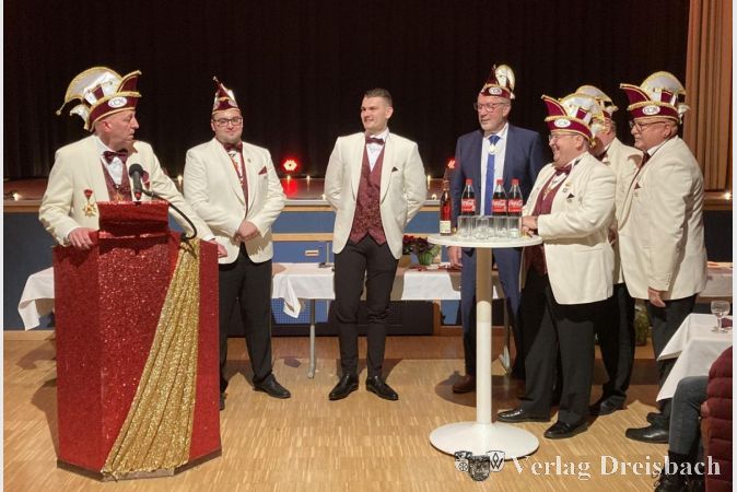 Praktische Prüfung zur Aufnahme in den Elferrat. Von links: Stefan Käck, Tim Fischer, Jan Lukas Schneider, Dr. Franz Huthmacher, Michael Nied, Bürgermeister Klaus Schindling (verdeckt) und Dietmar Kiesewetter.