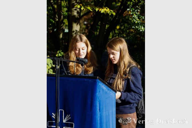 Schülerinnen der Weingartenschule trugen ein Gedicht vor.