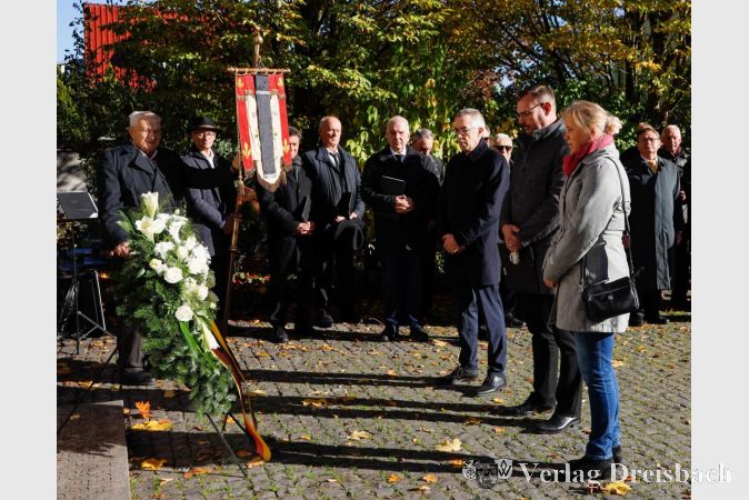 Von link: Der Erste Beigeordnete Franz Jirasek, Bürgermeister Christian Seitz und Marion Leonhardt für die Gemeindevertretung legten einen Kranz vor dem Kriegerdenkmal nieder.