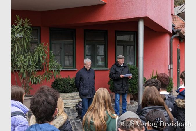 Dr. Dietrich Heither, Leiter der Heinrich-Böll-Schule (links) und der Erste Stadtrat Karl Heinz Spengler (rechts) richteten im Rahmen der Gedenkveranstaltung jeweils kurze Reden an die Schülerinnen und Schüler.