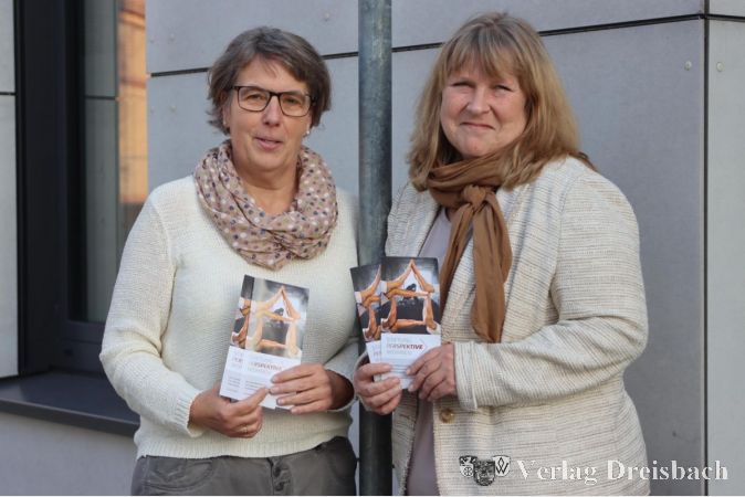Die Erste Stadträtin Renate Mohr (l.) und die gemeinnützige Stiftung Perspektive Wohnen, vertreten durch die Vorsitzende Silke Becker, arbeiten beim Versuch zusammen, Leerstand von Wohnungen in Flörsheim für suchende Mieter zu rekrutieren.