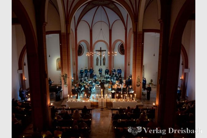 Mit Chor, Solisten und Orchester war das Konzert groß besetzt.
