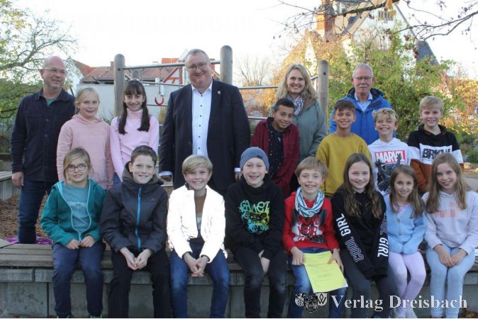 Die Mädchen und Jungen des Kinderparlamentes der Robinson-Schule stellten sich nach der 1. Sitzung, von links, mit Schulleiter Hilmar Jüterbock, Bürgermeister Klaus Schindling, Parlamentspräsidentin Myriam Jung und Stadtverordnetenvorsteher Georg Reuter zum Gruppenfoto auf.