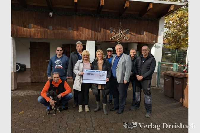 Petra Erasmi (links) und Bettina Wagner (rechts) präsentieren den Spendenscheck über 2.065 Euro, den sie am vergangenen Freitag dem Ersten Vorsitzenden des Tierparkvereins, Manuel Ferkau (hinten links), feierlich überreichten. Auch Bürgermeister Klaus Schindling (3. v. rechts) zeigte sich dankbar über die großzügige Spende.