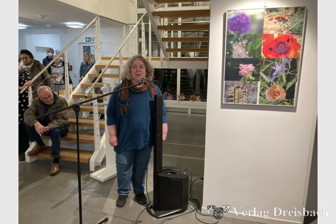 Andrea Kreusch bedankt sich für die einführenden Worte von Holger Kazzer und Ellen Beutel zur Eröffnung ihrer Vernissage.