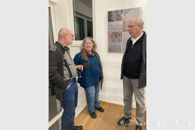 Andrea Kreusch bei einer intensiven Diskussion mit dem Ersten Stadtrat Karl Heinz Spengler (rechts) und Manfred Wiegand.