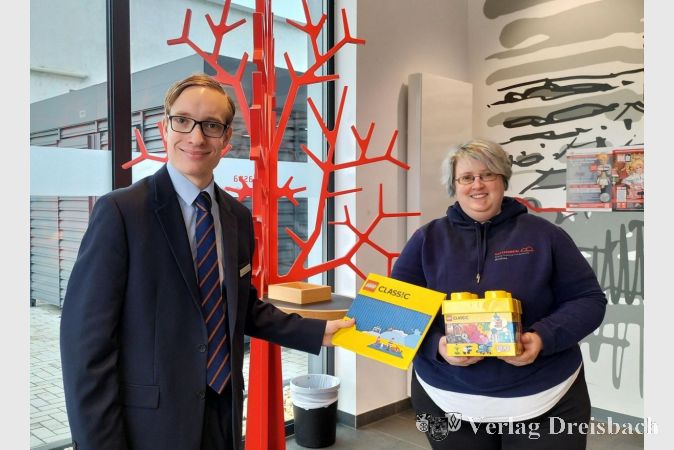 In der Hattersheimer Filiale der Nassauischen Sparkasse wurden die Dankeschön-Prämien zur Teilnahme am Malwettbewerb entgegengenommen.
