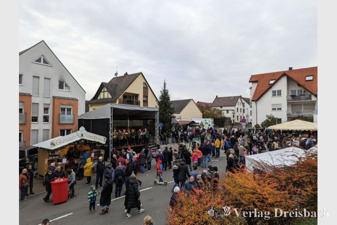 Schon am Sonntagnachmittag war der Adventsmarkt gut besucht. Auf der Bühne treten gerade die Wiesbadener Taunusmusikanten auf.