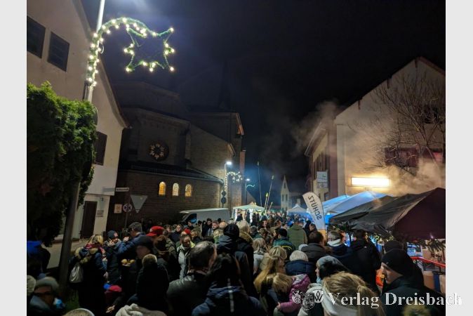 Mit Einbruch der Dunkelheit wurde es rund um St. Vitus besonders gemütlich: Die Menschen strömten freudig zum ersten Adventsmarkt seit 2019 und sorgte für prall gefüllte Gassen.