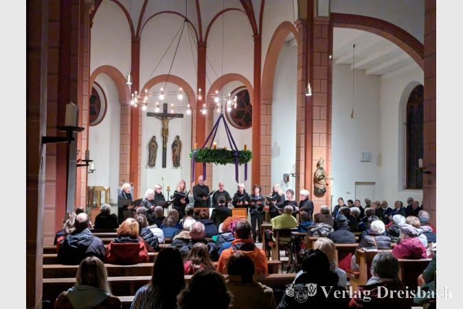 In der katholischen Kirche St. Vitus wurde wieder besinnliche Adventsmusik präsentiert. Hier der Auftritt der Quintessenz.