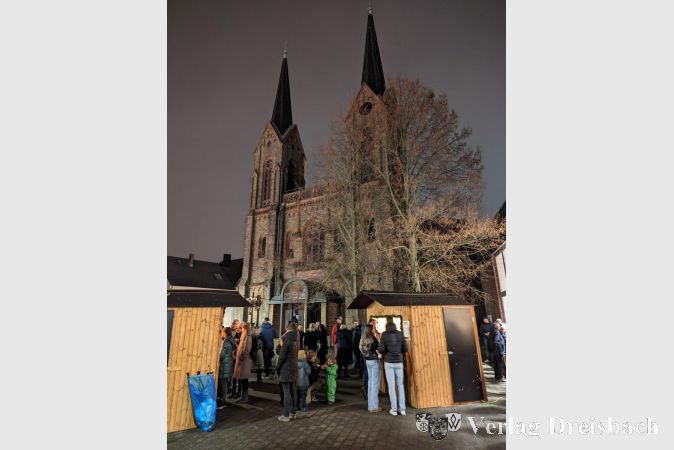 Rund um die katholische Kirche konnte endlich wieder der Adventsmarkt stattfinden, ergänzt durch den "St. Vitus Adventsbasar".