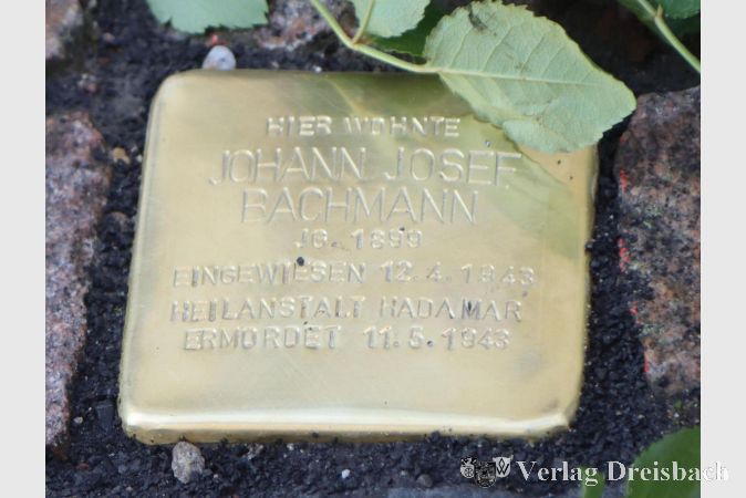 Letzte Verlegungsstation war die Obermainstraße 7, wo einst Johann Josef Bachmann wohnte, der 1943 in die Heilanstalt Hadamar eingewiesen und dort ermordet wurde.