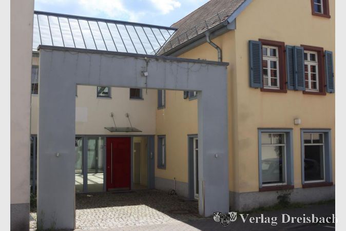 Nach mehreren gescheiterten Versuchen, die Terra-Immobilie in der Hauptstraße als Restaurant zu etablieren, gibt es nun Planungen zum Umbau des Objekts zu Wohnungen, Eine der wenigen Aktivitäten der städtischen Gesellschaft, von denen zuletzt zu hören war. Ein Antrag der SPD, die Geschäftsführung von Terra und Merian im Haupt- und Finanzausschuss über ihre Planungen berichten zu lassen, lehnte die Mehrheit ab.