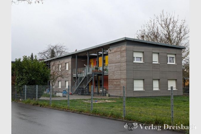 Die Nähe zur Flüchtlingsunterkunft in der Richard-Wagner-Straße 109 bis 111 wäre organisatorisch für eine weitere derartige Bebauung in der Raiffeisenstraße von Vorteil.