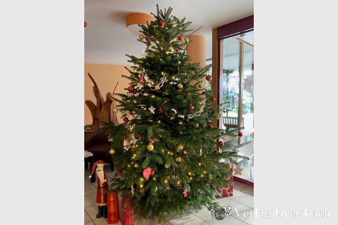 Der mit Basteleien verzierte Weihnachtsbaum im Seniorenzentrum Hattersheim.