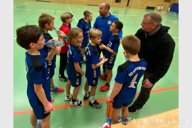 Die Trainer Jens Allendorff und Johannes Hartmann mit der F-Jugend bei erfolgreich bestrittenen Turnier in Oberursel.