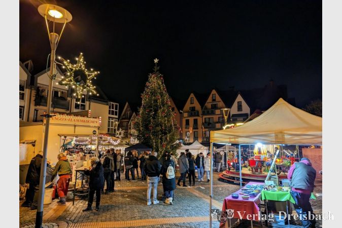 Auch tagsüber war der Weihnachtsmarkt schon gut besucht, aber der Einbruch der Dunkelheit trug natürlich maßgeblich zur ersehnten besinnlichen Atmosphäre bei.
