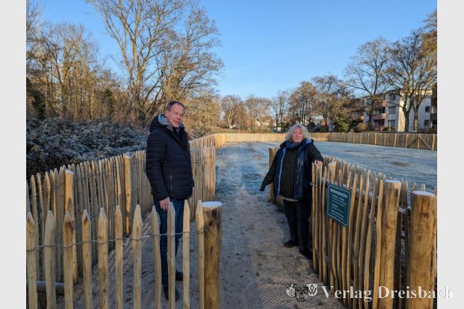 Jörg Schmidtmer und Angela Pons vom Referat Bauen, Planen, Umwelt eröffneten am Dienstagmorgen offiziell die neue Hundewiese.
