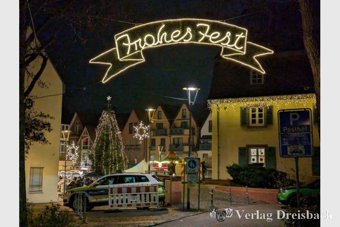 "Frohes Fest": Der bekannte, leuchtende Schriftzug wies einmal mehr den Weg zum Markt.