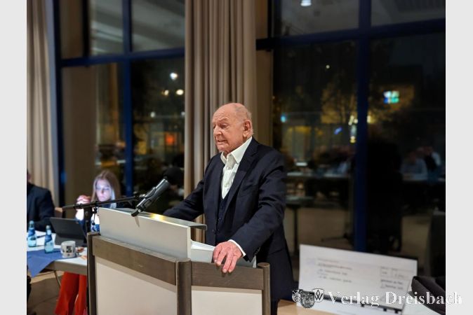 Der frühere Bürgermeister Norbert Winterstein hatte viele Details und Anekdoten rund um die hessische Gebietsreform im Gepäck, die auch zahlreichen aktuellen Parlamentarierinnen und Parlamentariern noch nicht bekannt waren.