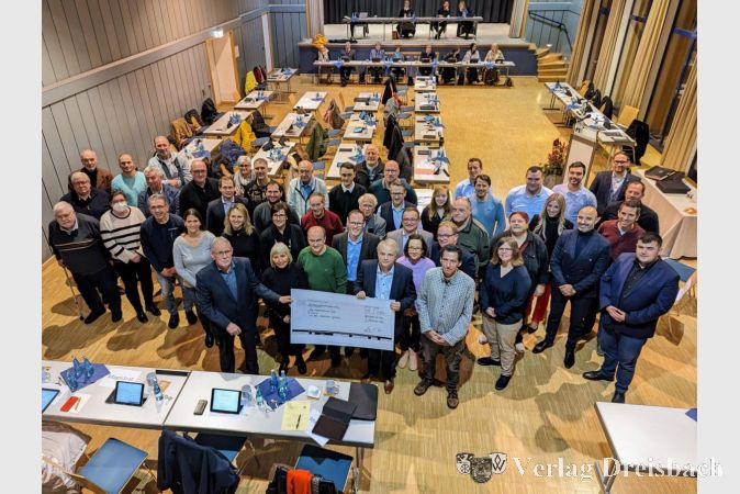 Spendenübergabe im Haus der Vereine: Zu Beginn der letzten Stadtverordnetenversammlung des Jahres nahmen Torsten Gunnemann und Markus Barthel den Scheck über 1.140 Euro dankbar entgegen.
