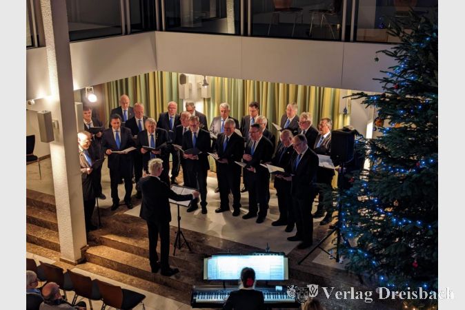 Der Männerchor des Liederkranzes auf der Bühne im Foyer des Rat- und Bürgerhauses.