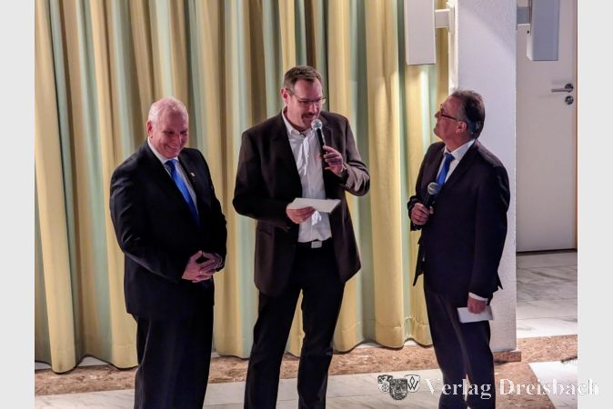 Übergabe der "Weihnachtspost" der Gemeinde an den Liederkranz. Von links nach rechts: Bodo Knopf, Bürgermeister Christian Seitz und der 2. Vorsitzende des Liederkranzes Markus Finger.