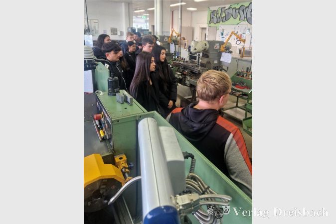 Die Schülerinnen und Schüler beim Besuch von InfraServ Wiesbaden.