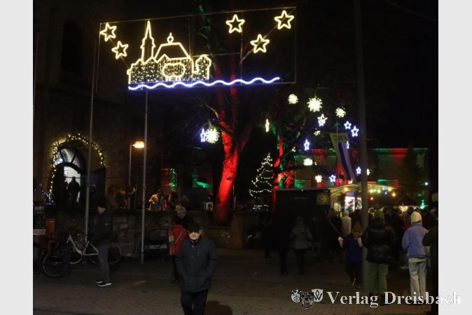 Ein eindrucksvolles weihnachtliches Lichtspiel zeigte sich am Eingang zum Gallusplatz an der Hauptstraße.