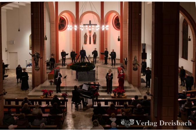 Der Chor des Caecilienvereins singt in weiter Aufstellung im Altarraum.