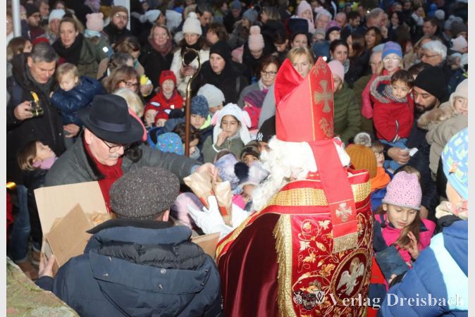 Der Bürgermeister und der Nikolaus verteilten beim ersten Besuch des Bischofs eine kleine Gabe an die Kinder.