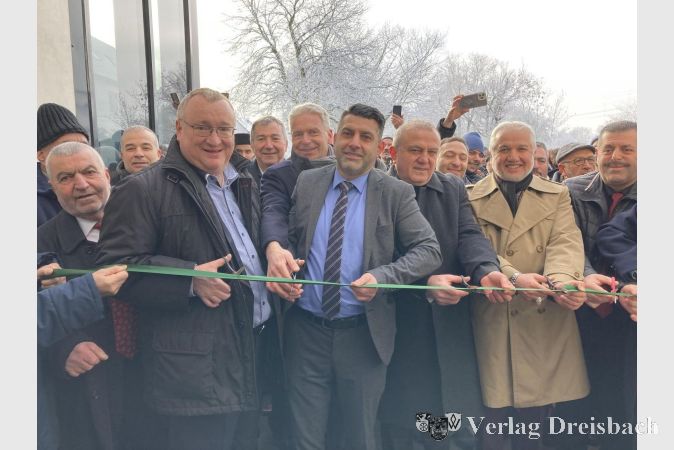 Der offizielle Eröffnungsakt. Von links nach rechts: Rahmi Yavuz, Bürgermeister Klaus Schindling, Salih Özkan vom DITIB Landesverband Hessen, Landrat Michael Cyriax, Serdar Kavcioglu, Yüksel Oku vom Türkischen Konsulat, Bilal Kacmaz, Cengiz Geven.