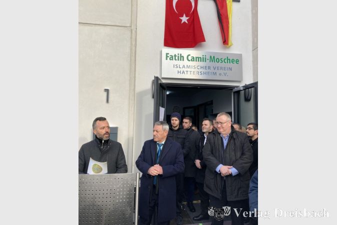Zur Feier des Tages hatte man die Moschee mit der türkischen und deutschen Flagge geschmückt. Am Rednerpult Serkan Özbay, daneben Mustafa Bursa und Bürgermeister Klaus Schindling.