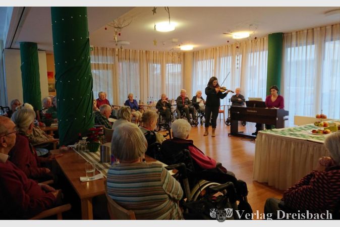 Pianistin und Diplommusiklehrerin Migena Dhima gastierte am vergangenen Donnerstag mit ihren Schülerinnen und Schülern im Kursana Domizil und verzauberte mit ihrer Musik die Bewohnerinnen und Bewohner.