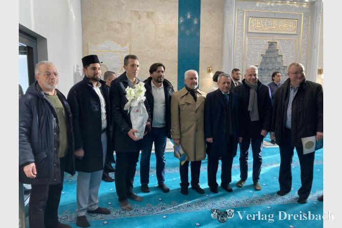 Im Gebetsraum der Fatih Camii-Moschee. Der Vorstandsvorsitzende, Mustafa Bursa (3. v. r.), freut sich über die guten Wünsche der Marokkanischen Gemeinde Hattersheim und der Ahmadiyya Muslim Jamaat Hattersheim.