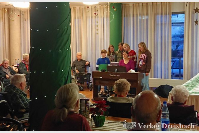 Auftritt des Kinderchors mit Migena Dhima am Klavier.
