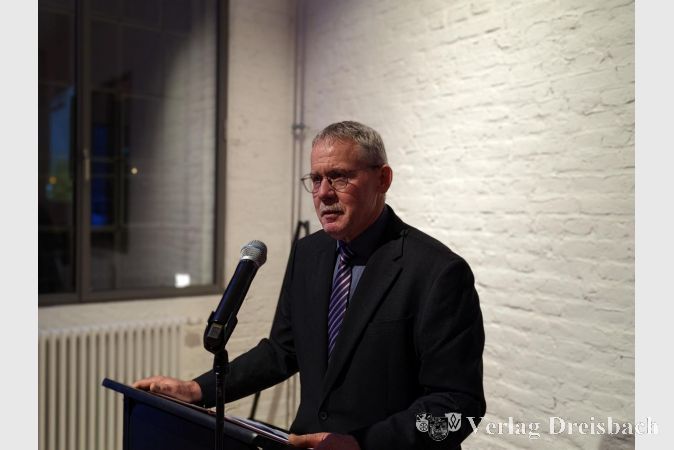 Georg Reuter, der neue Stadtverordnetenvorsteher im Hattersheimer Parlament, ging in seiner Rede ausführlich auf die Vita von Günter Tannenberger ein.