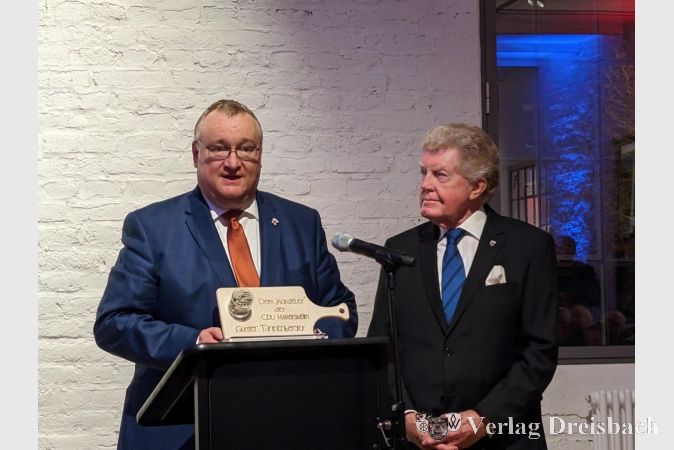 Bürgermeister Klaus Schindling hatte noch ein weiteres Geschenk für den "Kordeler der CDU Hattersheim" im Gepäck.