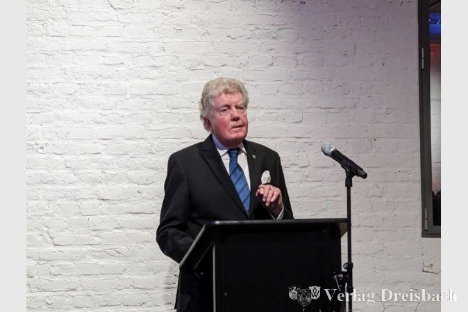 Günter Tannenberger brachte seinen Dank für die Verleihung des Ehrenrings zum Ausdruck und versicherte, ihn "aus Liebe zu Hatterschem, Edderschem und Okriftel" zu tragen.