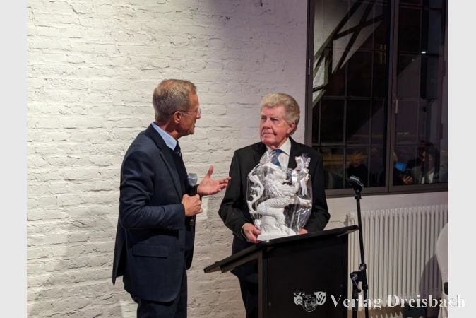 Staatsminister Axel Wintermeyer überreichte Günter Tannenberger einen Hessischen Löwen und erinnerte daran, dass ein großer Löwe "immer im Rudel auch für Ordnung" sorgt - und dass Löwen "immer eine blonde Mähne" haben.