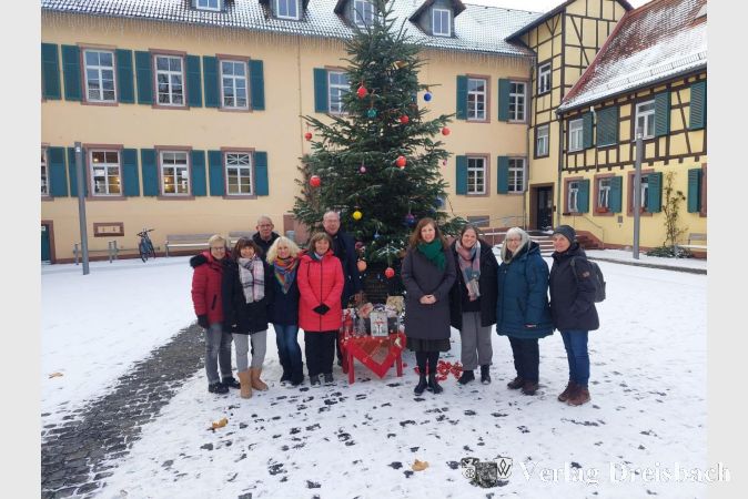 Stadtverordnetenvorsteher Georg Reuter (hinten links), Erster Stadtrat Karl-Heinz Spengler (hinten, 2. von links) und einige Mitglieder sowie der Vorstand der Spielgruppen Hattersheim e.V. und eine Mitarbeiterin des Hofheimer Frauenhauses bei der Geschenkübergabe.