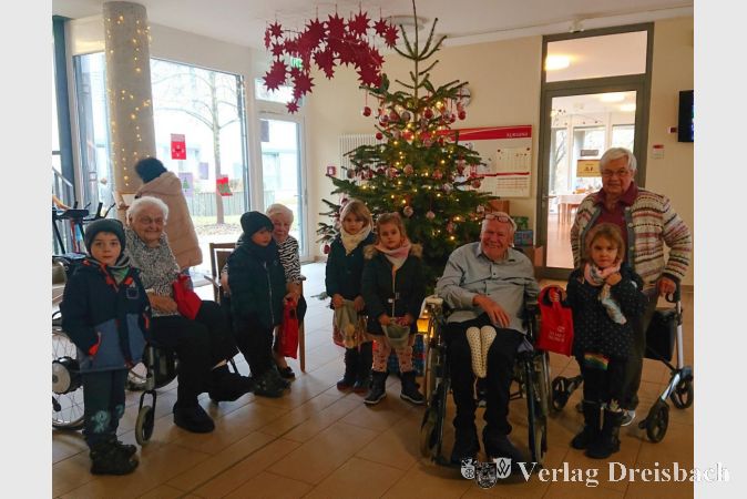Nach dem Geschenke-Austausch stellten sich Kinder und Senioren zum Gruppenfoto auf.