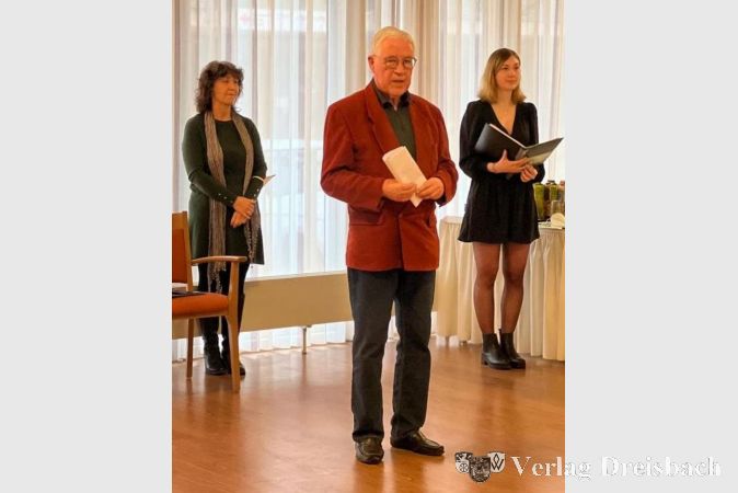 Dietmar Vollmert und seine Schülerinnen.