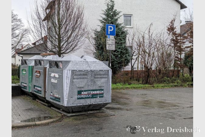 Ungewohntes Bild seit Jahresbeginn: Wie hier am Parkplatz hinter der Galeriepassage wurden im Gemeindegebiet die Papiercontainer entfernt. An dieser Stelle lässt sich jetzt nur noch Altglas entsorgen.